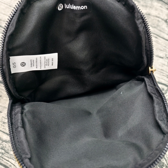 Lululemon - All Night Festival Bag - Micro 2L - Black/Gold - Picture 4 of 6